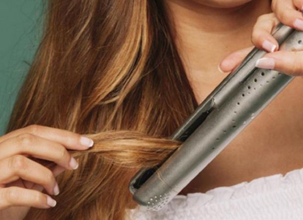 El truco casero definitivo para limpiar la planchita de pelo y dejarla como nueva