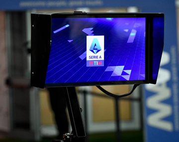 ¿Fin de las polémicas? La novedad que implementaría la Serie A con el VAR