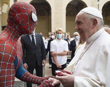 El Papa Francisco recibió la visita inesperada del Hombre Araña