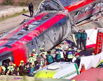 Dos argentinos estuvieron a punto de viajar en uno de los trenes que chocaron en España: Volvimos a nacer