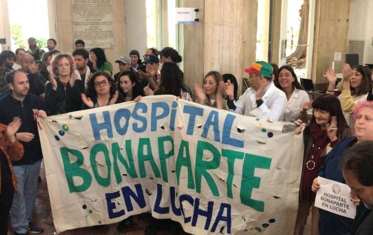 Protesta en el Hospital Bonaparte: denuncian faltante de medicamentos y cierre de servicios