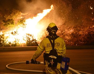 Impresionantes imágenes de un voraz incendio en California
