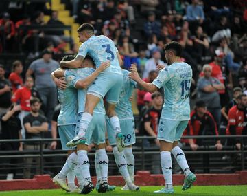 Un buen Racing goleó 4-0 a Colón en Santa Fe y escala en la tabla