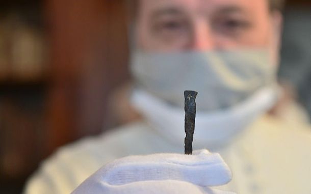 Encontraron un supuesto clavo de la cruz de Jesucristo en un monasterio