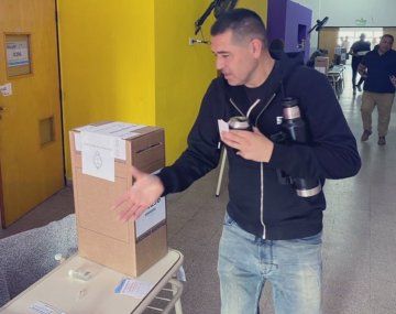 Riquelme emitió su voto: mate en mano y mucha buena onda