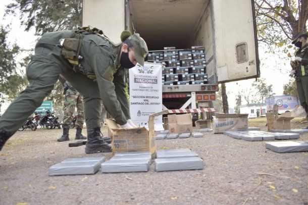 Santiago del Estero: trasladaban 105 kilos de cocaína ocultos entre un cargamento de bananas.