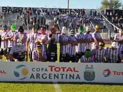 La novedosa formación de Sacachispas para la foto La novedosa formación de Sacachispas para la foto