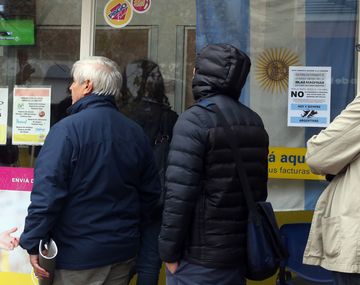 Un local no atiende a clientes que usen ropa con bandera británica