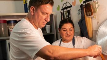 giro en un conflicto legal de maxi lopez: termino cocinando para una accion solidaria giro en un conflicto legal de maxi lopez: termino cocinando para una accion solidaria