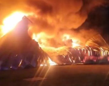 Otro incendio más: ardió un depósito de plásticos en Monte Grande