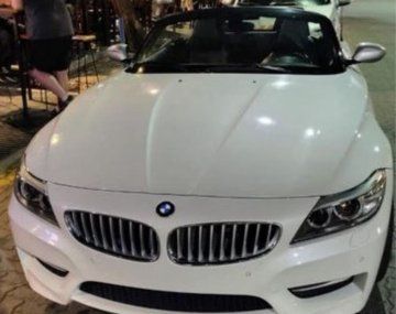 Un concejal libertario manejaba borracho un BMW descapotable con una copa de vino en mano