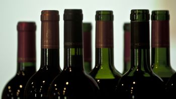 La manera casera de reutilizar las botellas limpiándolas y dejándolas como nuevas La manera casera de reutilizar las botellas limpiándolas y dejándolas como nuevas