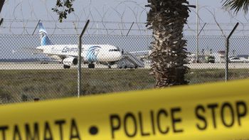 hollande confirmo que avion de egyptair se estrello y no descarta un ataque terrorista hollande confirmo que avion de egyptair se estrello y no descarta un ataque terrorista