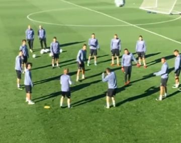 El arquero vio al periodista y le tiró un pelotazo