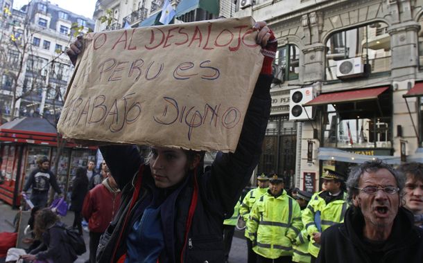Manteros se resisten al desalojo