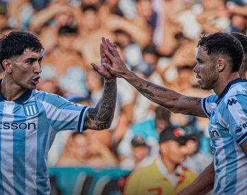 Racing venció 2-1 a Argentinos y logró su primera victoria en el Torneo