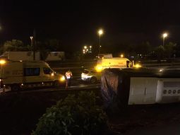 un micro con turistas volco en barcelona: hay 24 heridos, tres de gravedad un micro con turistas volco en barcelona: hay 24 heridos, tres de gravedad