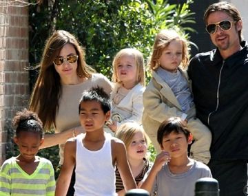 Brad Pitt y Angelina Jolie con sus hijos Maddox, Pax, Zahara Shiloh y los gemelos Knox y Vivienne.