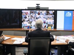 Sebastián Piñera, presidente de Chile, en videoconferencia con el comité de emergencia por coronavirus con intendentes y jefes de zona