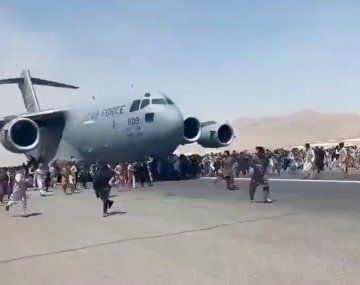 Impactante: así tratan de escapar de Kabul colgándose de un avión