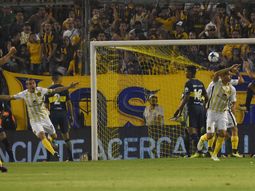 Marco Ruben celebrando el gol de la victoria del Canalla