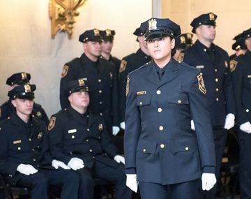 La mujer se graduó hace poco tiempo