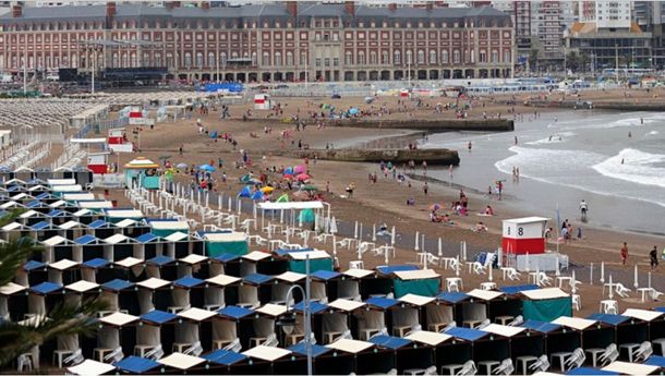 Mar del Plata: denuncian a balnearios por alambrar la playa pública
