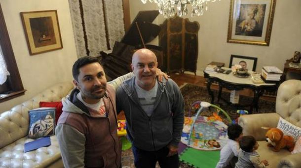 Pareja gay quiere anotar a sus hijos y no la dejan