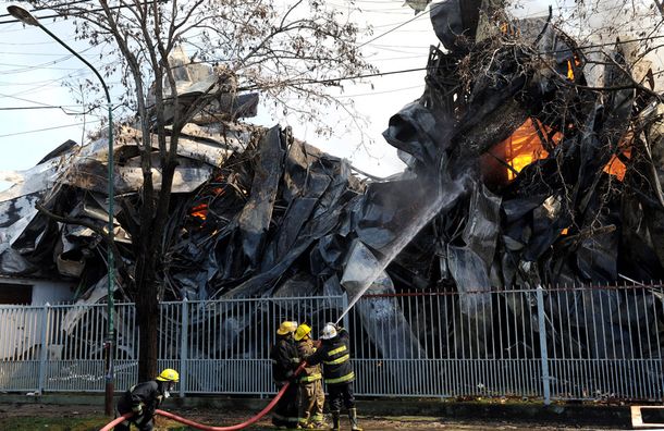 Continúa el feroz incendio en una fábrica de embutidos de Villa Tesei