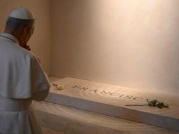 La oración de León XIV ante la sencilla tumba de Francisco.