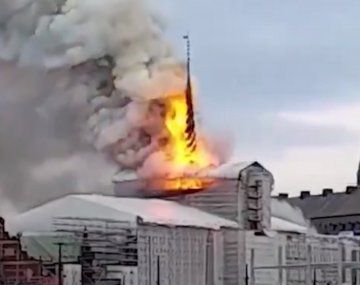 Un voraz incendio destruye la Bolsa de Copenhague
