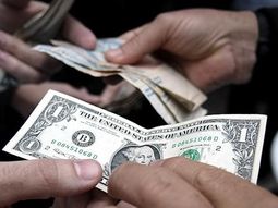 El dólar oficial cerró a $4,71 y el negro sigue en baja y se negoció a $6,26