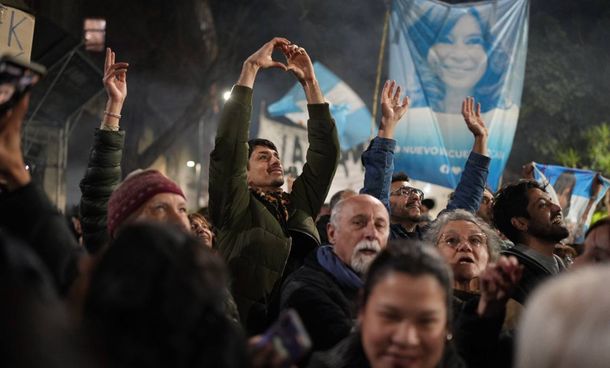 Una multitud fue a saludar a Cristina Kirchner al cumplirse tres años del intento de magnicidio