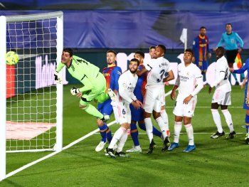 ¡La caras de todos! La reacción por el palo que evitó un gol olímpico