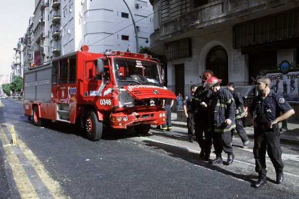 Violento choque de un camión de bomberos deja 4 heridos