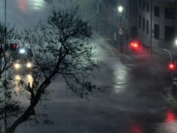 se mantiene el alerta por tormentas y diluvia en la ciudad y alrededores se mantiene el alerta por tormentas y diluvia en la ciudad y alrededores