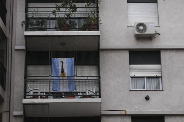 Una bandera argentina con crespón negro en el departamento de la familia Videla