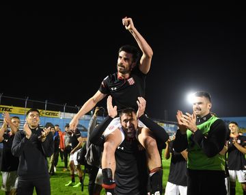 Chapu Braña fue llevado en andas tras su último partido