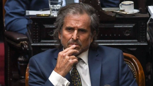 Bertie Benegas Lynch se sumó a los ataques contra el titular de la Feria del Libro