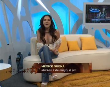 Se quedó en corpiño en pleno programa