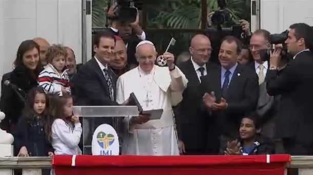 Hagan lío, pidió el Papa a jóvenes argentinos