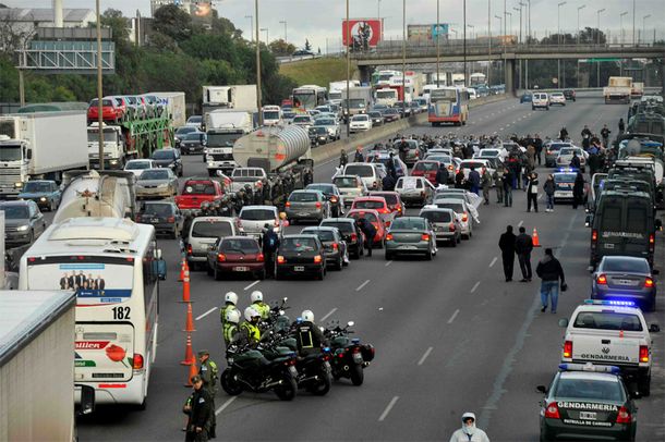Los trabajadores de Lear cortan la Panamericana dejando autos varados