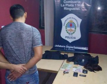 Su mujer lo denunció por golpes y en la casa encontraron que tenía un disfraz de policía