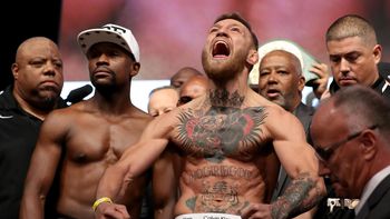 McGregor en pleno pesaje McGregor en pleno pesaje