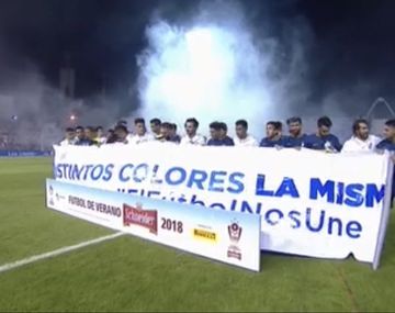 La bandera que portaron antes del Superclásico de verano