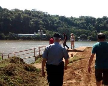 Prefectura halló flotando en el río Paraná el cadáver de un hombre acribillado de cinco balazos.