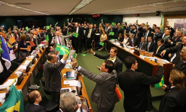 El juicio político a Rousseff avanza y va al pleno de la Cámara baja