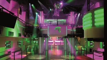 bariloche sin egresados: solo dos personas fueron a bailar a una disco bariloche sin egresados: solo dos personas fueron a bailar a una disco