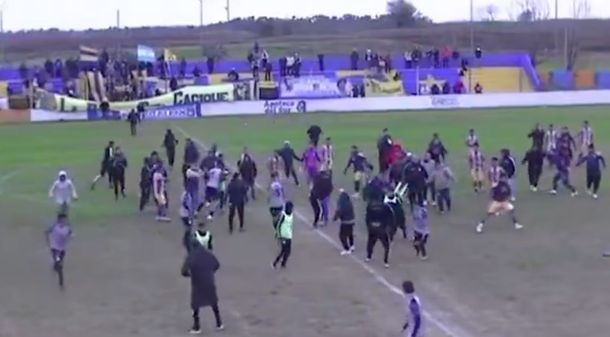 Agredieron a Luis Ventura durante una batalla campal en un partido de Victoriano Arenas: el video