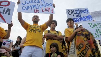 fans de callejeros marcharon en repudio al fallo judicial fans de callejeros marcharon en repudio al fallo judicial